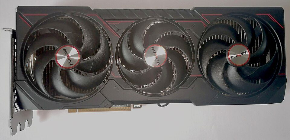 AMD Radeon RX 9070 XT を搭載したグラフィックボード製品の写真